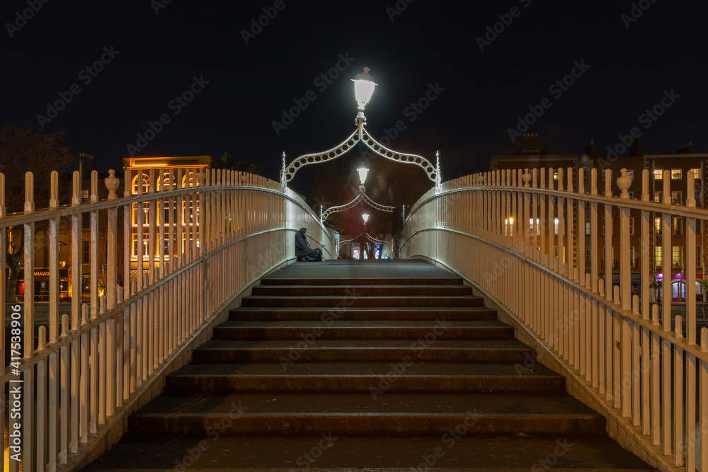 Fototapeta premium The Ha'Penny bridge in Dublin in Ireland