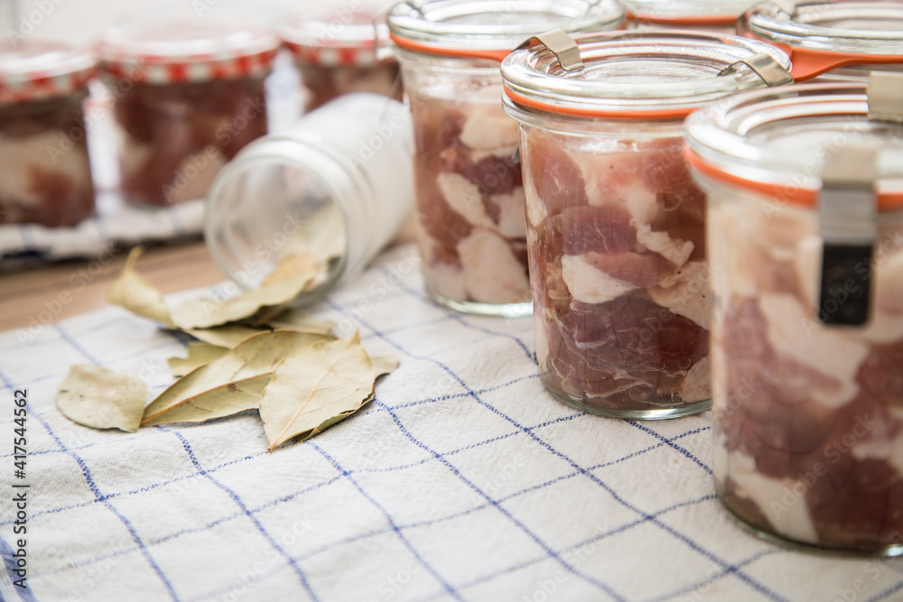 Schulter Fleisch roh mit Trichter in Einkochglas und Weckglas zum  selbstgemacht Einkochen Einwecken für Russisch Tuschonka Schweinefleisch im  eigenen Saft in Küche Stock-Foto | Adobe Stock