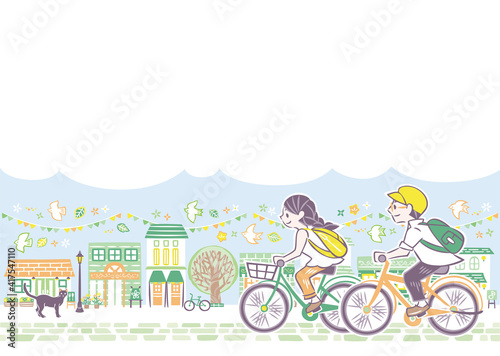 にぎやかな夏の街並み サイクリングを楽しむ男性と女性