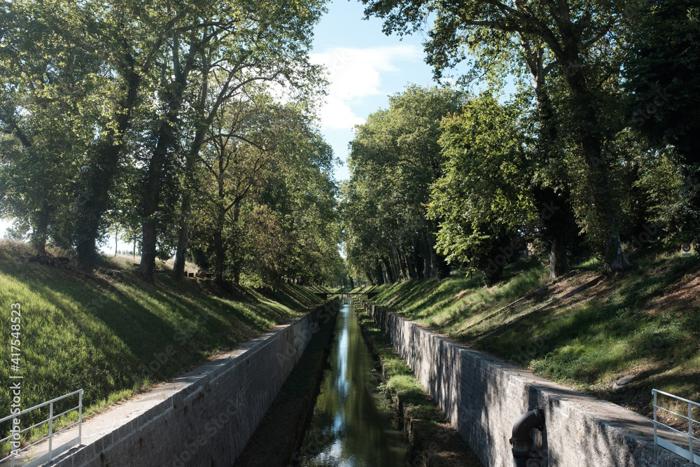 Fototapeta premium Canal de Bourgogne Pouilly en Auxois 
