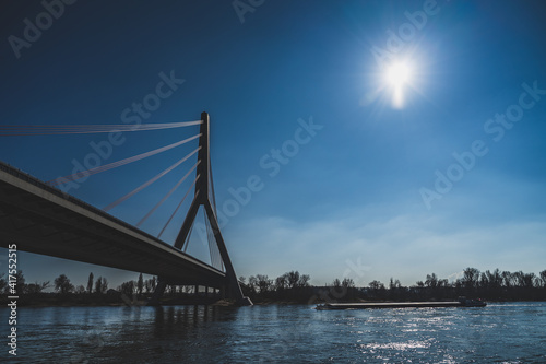 Fleher Brücke Düsseldorf Hamm Rhein Sonne blauer Himmel
