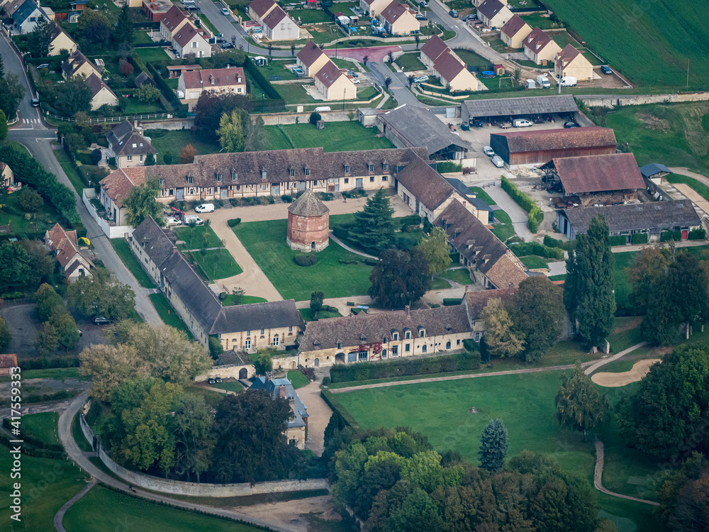 vue aérienne d'une grosse ferme à Chaumont-en-Vexin dans l'Oise en France