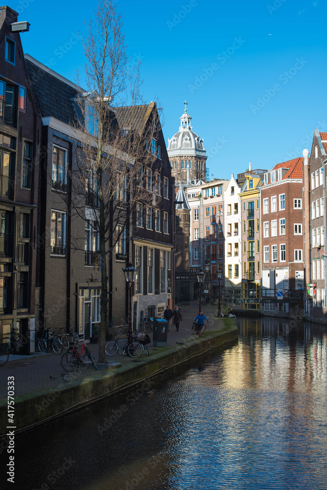 Fototapeta premium city canal houses in Amsterdam