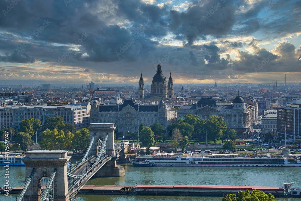 Fototapeta premium Chain Bridge in Budapest that connects two cities of Buda and Pest