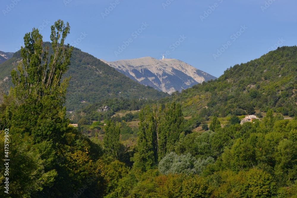 Vue sur le mont Ventoux (00000 département du Vaucluse en région Provence-Alpes-Côte-d'Azur), depuis Montbrun-les-Bains (26570) département de la Drôme en région Auvergne-Rhône-Alpes, France