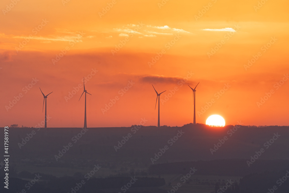 Paysage d' éoliennes au lever du soleil illustration de la transition énergétique et d'électricité verte