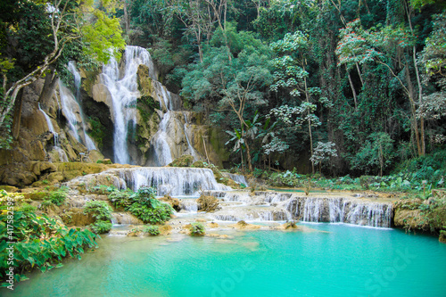 Fototapeta Naklejka Na Ścianę i Meble -  aquamarin farbender Wasserfall Kuang Si im Wald in Kambodscha