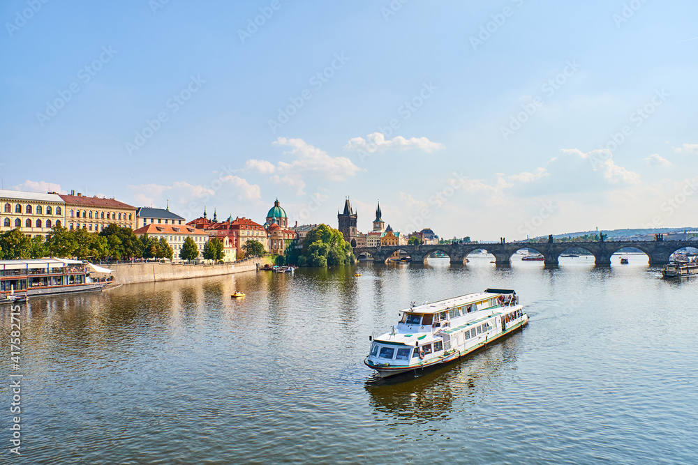 Obraz premium Panoramic view of Charles Bridge in Prague on a beautiful summer day, Czech Republic