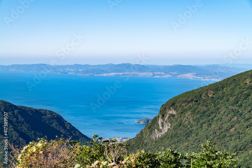 日本の観光地。長崎県雲仙市の山から見た海側の風景。