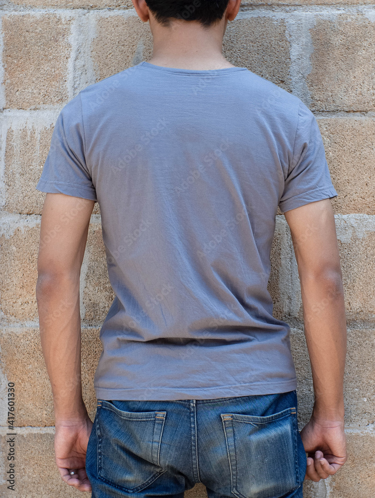 A man wearing a gray t-shirt