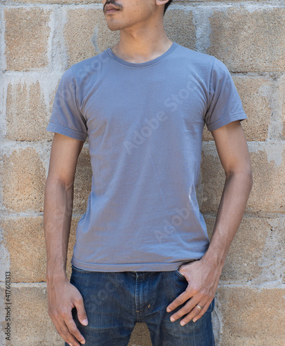 A man wearing a gray t-shirt © NaturyStocker