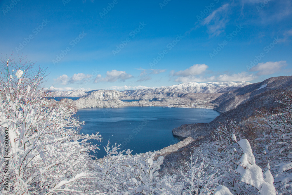 冬の美しい十和田湖