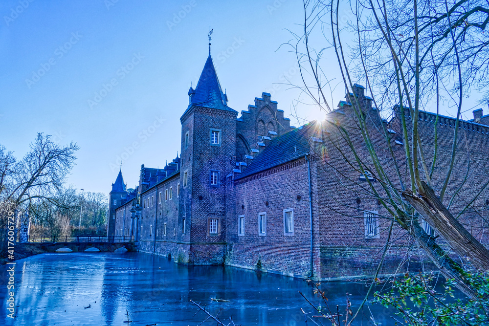 Obraz premium Mittelalterliche Wasserburg mit Park in Erftstadt