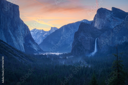 sunrise at the tunnel view in yosemite nationalpark, california, usa