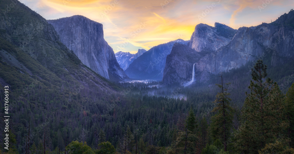 sunrise at the tunnel view in yosemite nationalpark, california, usa