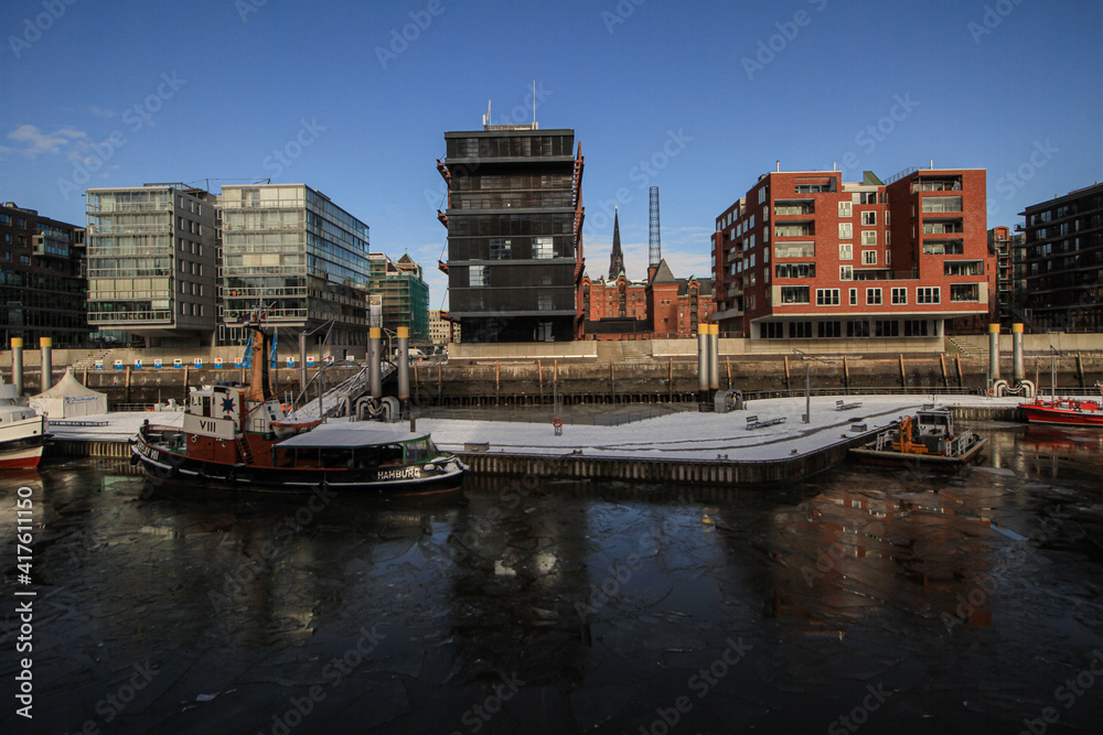 Winterliche Hamburger HafenCity; Sandtorkai mit Traditionsschiffhafen