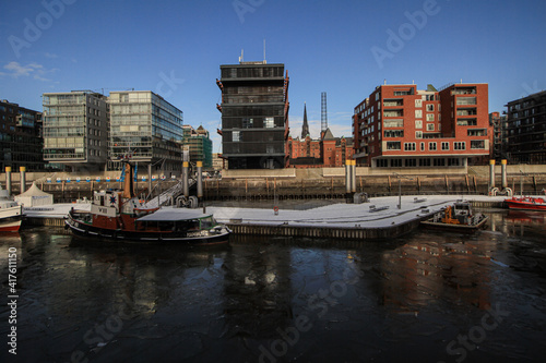 Winterliche Hamburger HafenCity  Sandtorkai mit Traditionsschiffhafen © holger.l.berlin