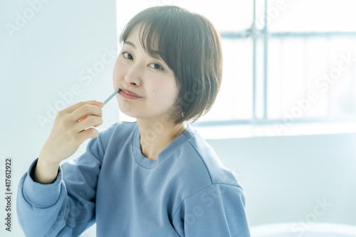 歯ブラシをする女性 Free Download 歯ブラシをする女性 - GFXLoad