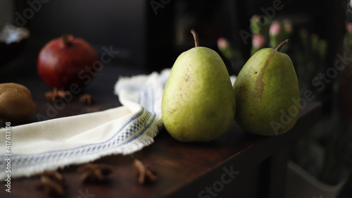 Gruszka owoc zielony na stole drewnianym ciemnym