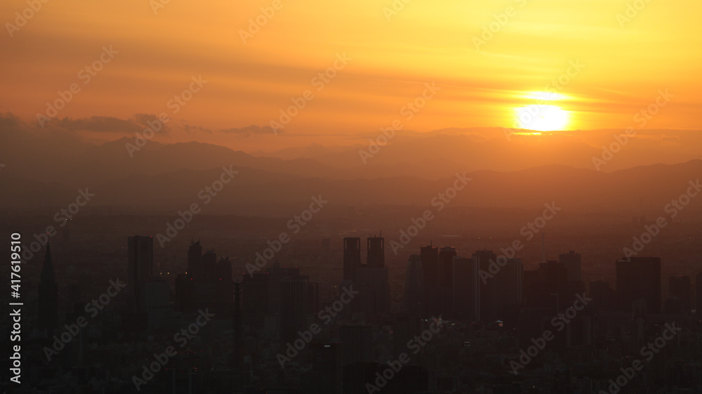 夕暮れの太陽と東京