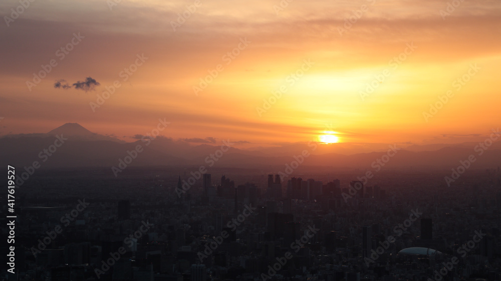 夕焼けの太陽と東京