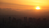 夕暮れの太陽と東京