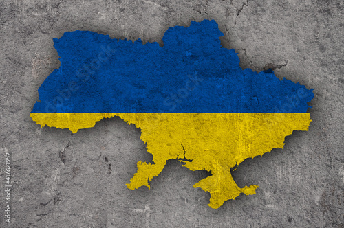 Karte und Fahne von Ukraine auf verwittertem Beton