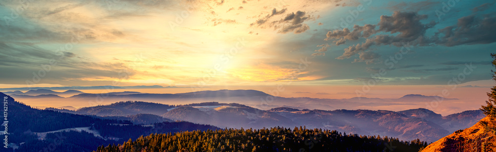 Panorama von der Berglandschaft im Nordschwarzwald bei Sonnenaufgang