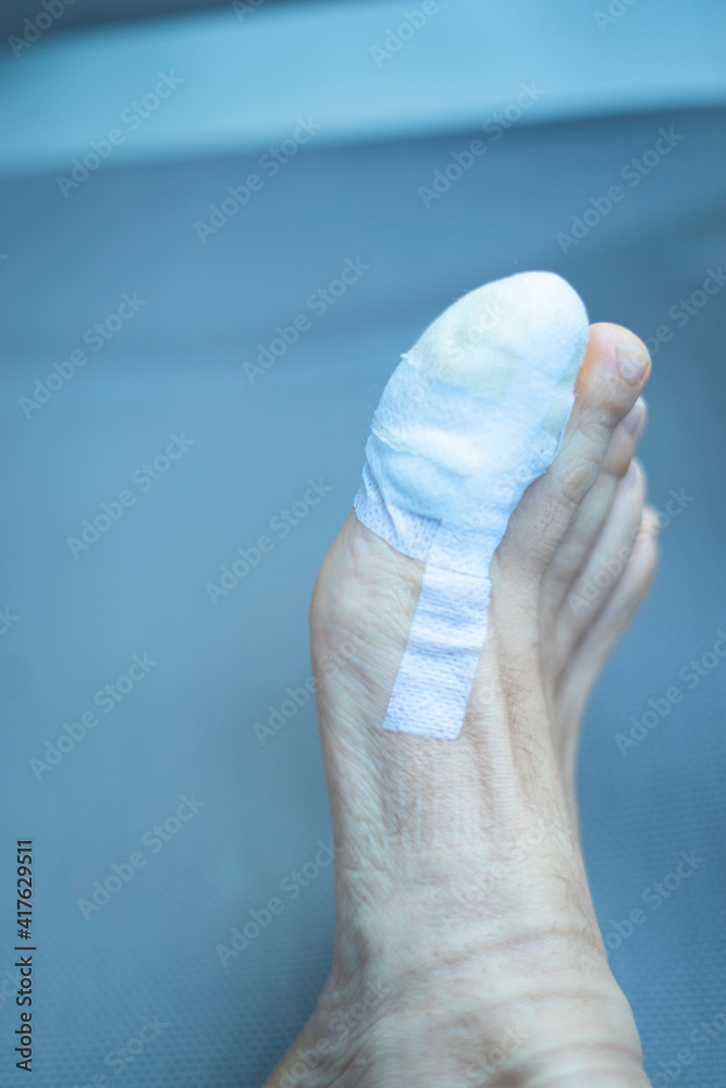 Naklejka premium Foot big toe bandage injury