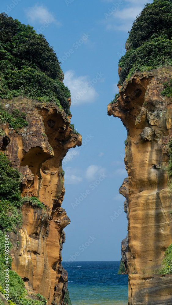 Obraz premium A Seam of Sky between rock and rock with nice sky view