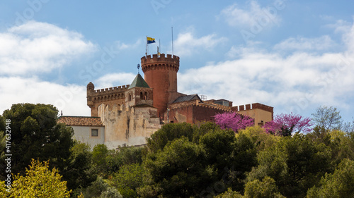 Castillo de Castelldefels en color con cielo azul con nubes