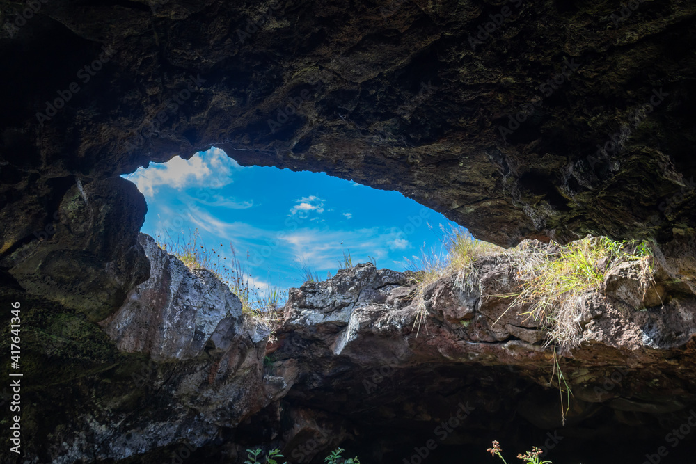 Obraz premium Puit de lumière, grotte de l'île de Pâques 