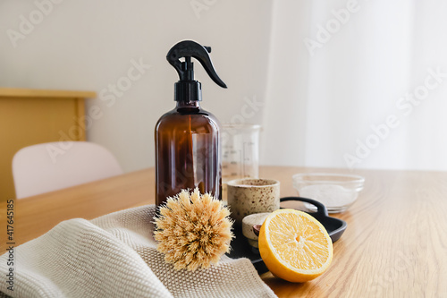 Foto Step by step instruction of non toxic home cleaning detergent recipe made of vinegar, baking soda and lemon