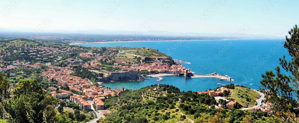 Vue panoramique sur la ville de Collioure face à la méditerranée