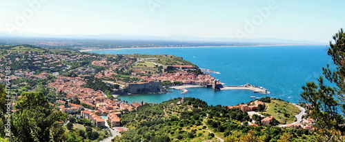 Vue panoramique sur la ville de Collioure face à la méditerranée