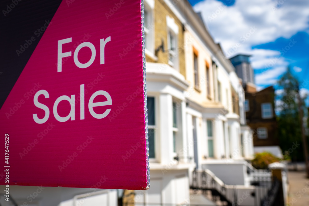 Naklejka premium Estate agent For Sale sign on street of houses