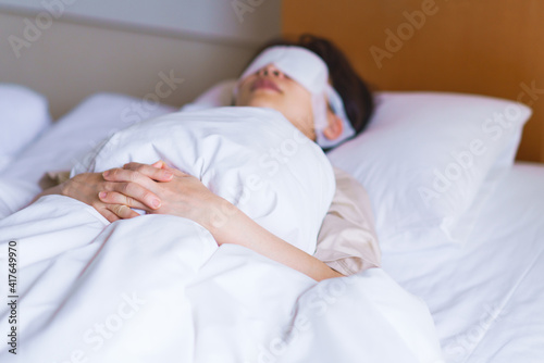 睡眠　ホットアイマスク　布団　眠り　女性　日本人
