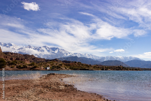 Lago y montañas