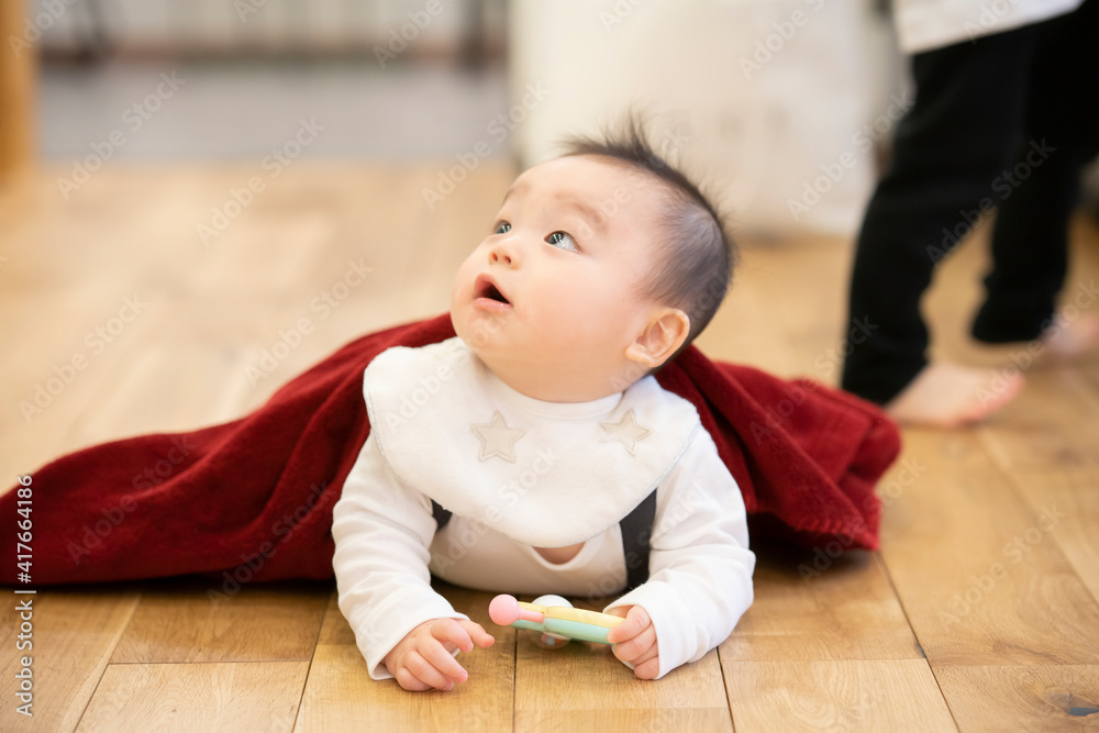 床をハイハイする赤ちゃん 床をハイハイする赤ちゃん