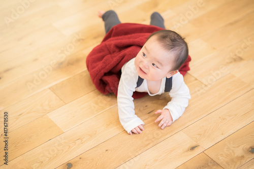 床をハイハイする赤ちゃん