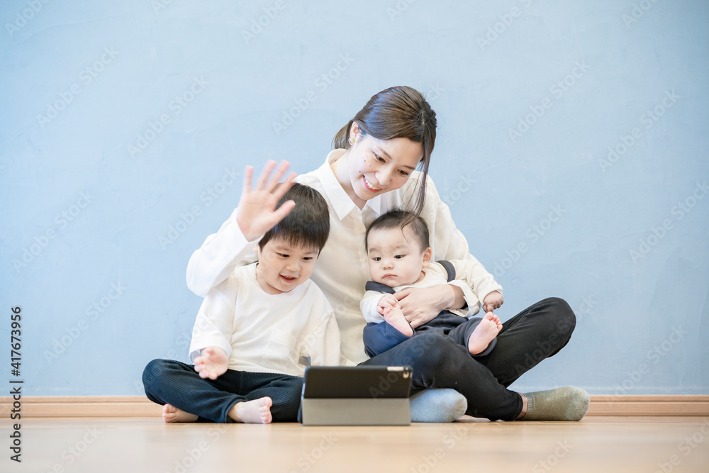 タブレットPCを使ってオンラインコミュニケーションを楽しむ親子 タブレットPCを使ってオンラインコミュニケーションを楽しむ親子