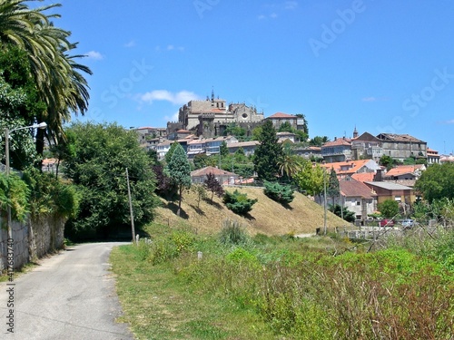 Vista da cidade de Tui a partir da ponte ferroviária de Valença sobre o rio Minho no Caminho de Santiago - rota do central / Espanha