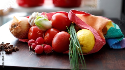 Warzywa świeże w torbie zakupowej zakupy na targu photo