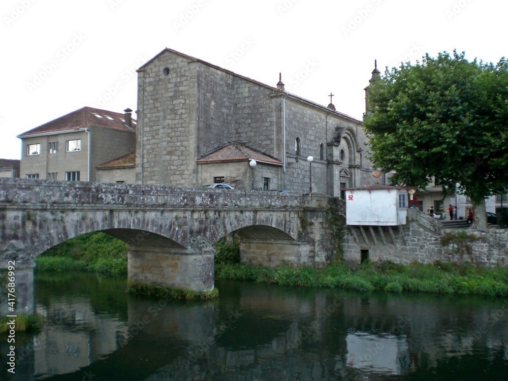 Paisagem de igreja e ponte na cidade de Padrón no Caminho de Santiago / Espanha