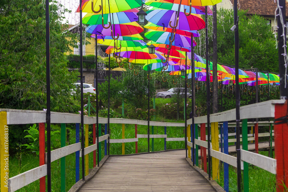 Guarda-chuvas colorido na Galeria de Campos do Jordão.