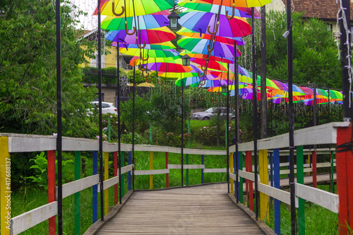 Obraz na płótnie Guarda-chuvas colorido na Galeria de Campos do Jordão. w salonie