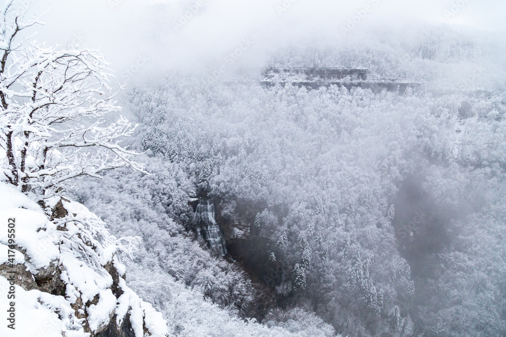 Vue panoramique sur le Saut de l'Éventail, la plus grosse chute des cascades du Hérisson, sur la commune de Menétrux-en-Joux (Jura, Franche-Comté), sous la neige de l'hiver