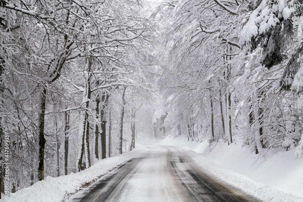 Route d'accès au Ballon d'Alsace, sommet du massif des Vosges dans le Territoire de Belfort, sous la neige de l'hiver