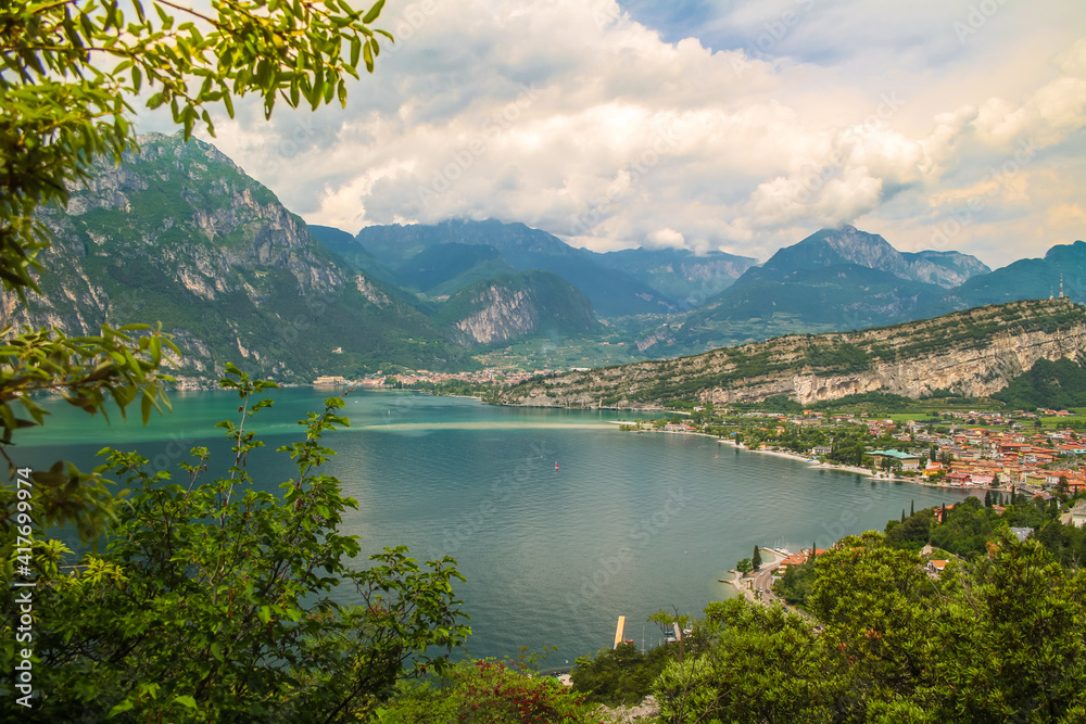 Blick über Gardasee Italien auf Nago-Torbole Trentino