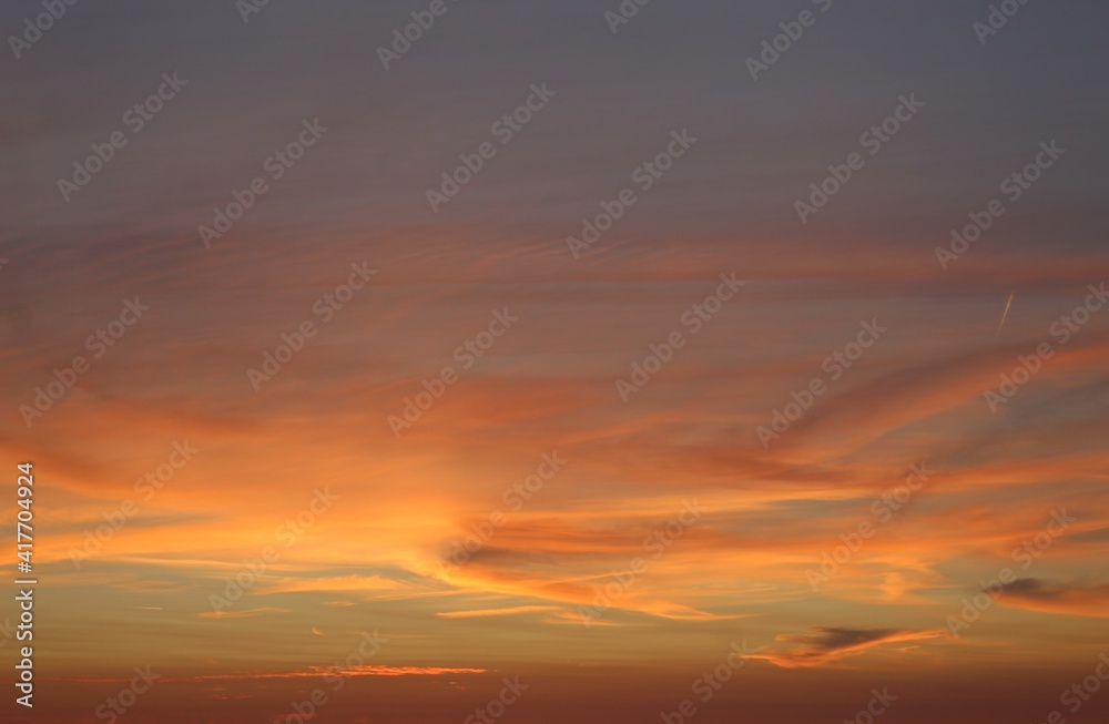 coucher de soleil avec une jolie couleur orangée qui illumine une merveilleuse nature prête à se couchée